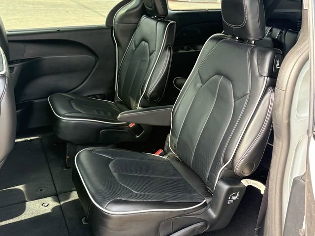 Used 2025 Chrysler Pacifica Limited FWD image 19