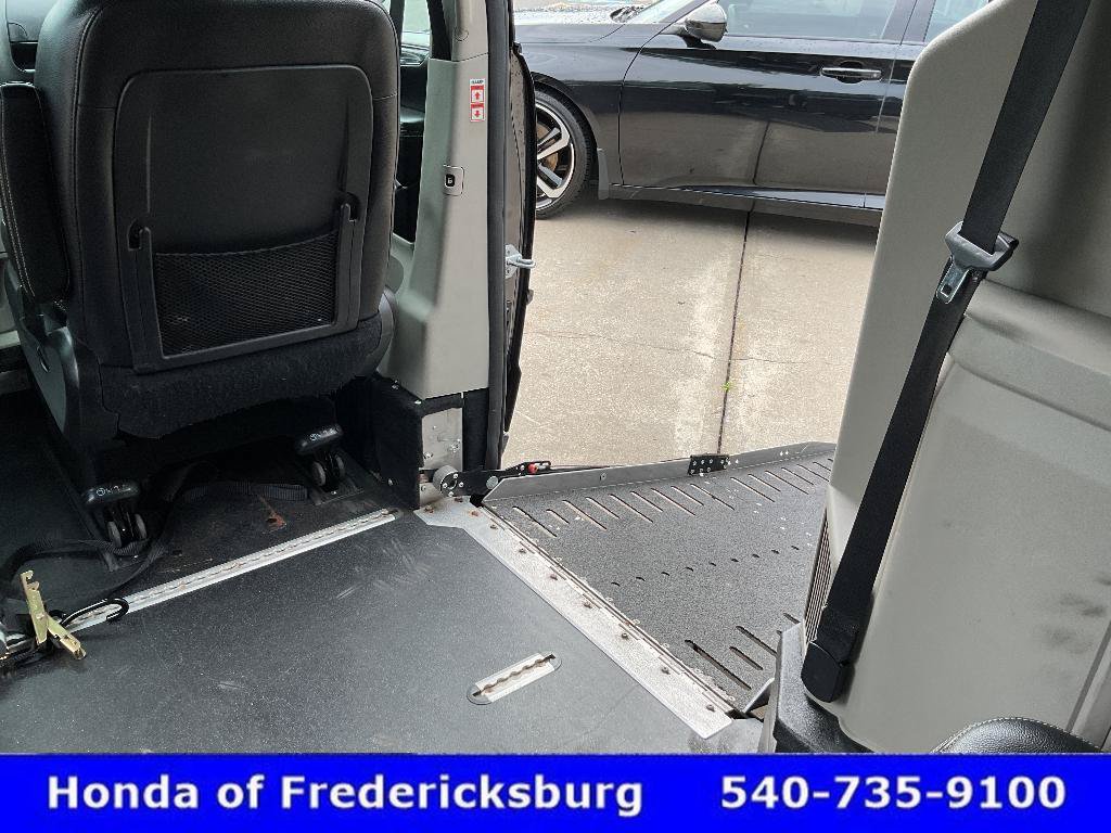 Used 2017 Dodge Grand Caravan SXT FWD image 24