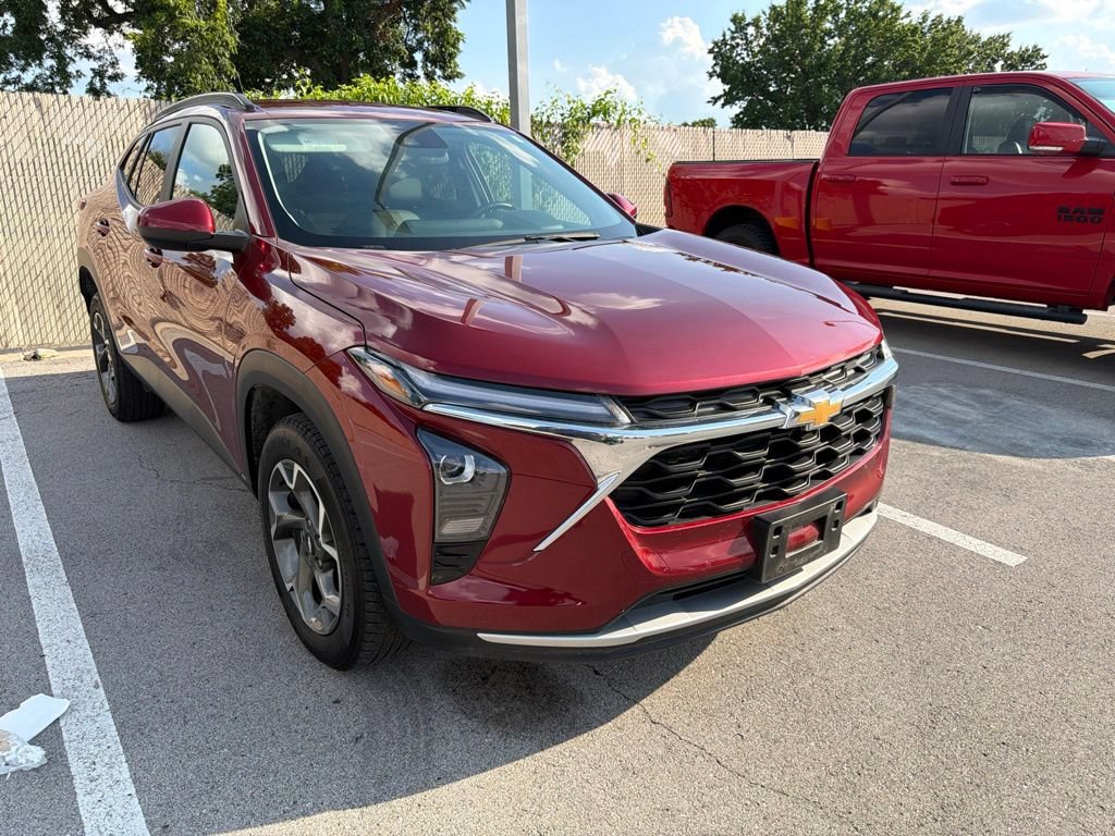 Used 2024 Chevrolet Trax LT w/ Driver Confidence Package FWD image 3
