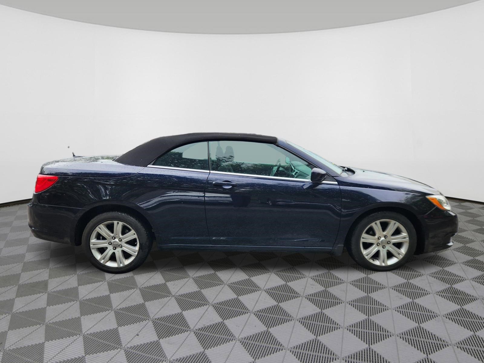 Used 2012 Chrysler 200 Touring FWD image 6
