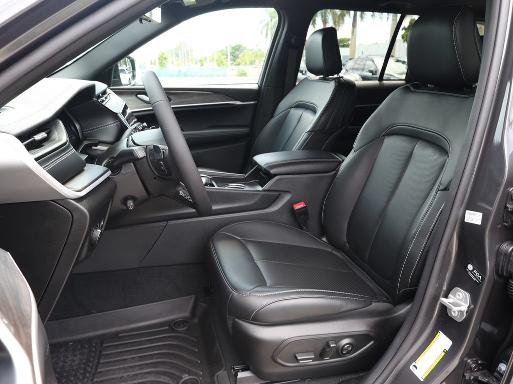 Used 2026 Jeep Grand Cherokee Limited w/ Luxury Tech Group II RWD image 15