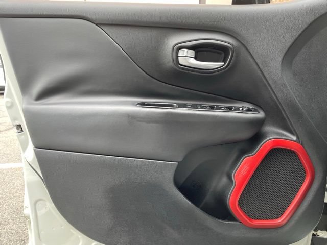 Used 2015 Jeep Renegade Trailhawk AWD/4WD image 10