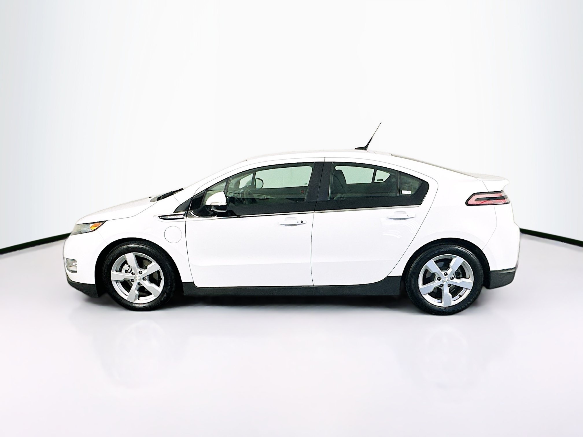 Used 2013 Chevrolet Volt Premium w/ Premium Trim Package FWD image 4