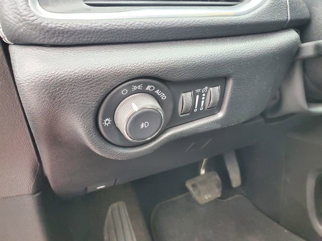 Used 2025 Chrysler Pacifica Limited image 25