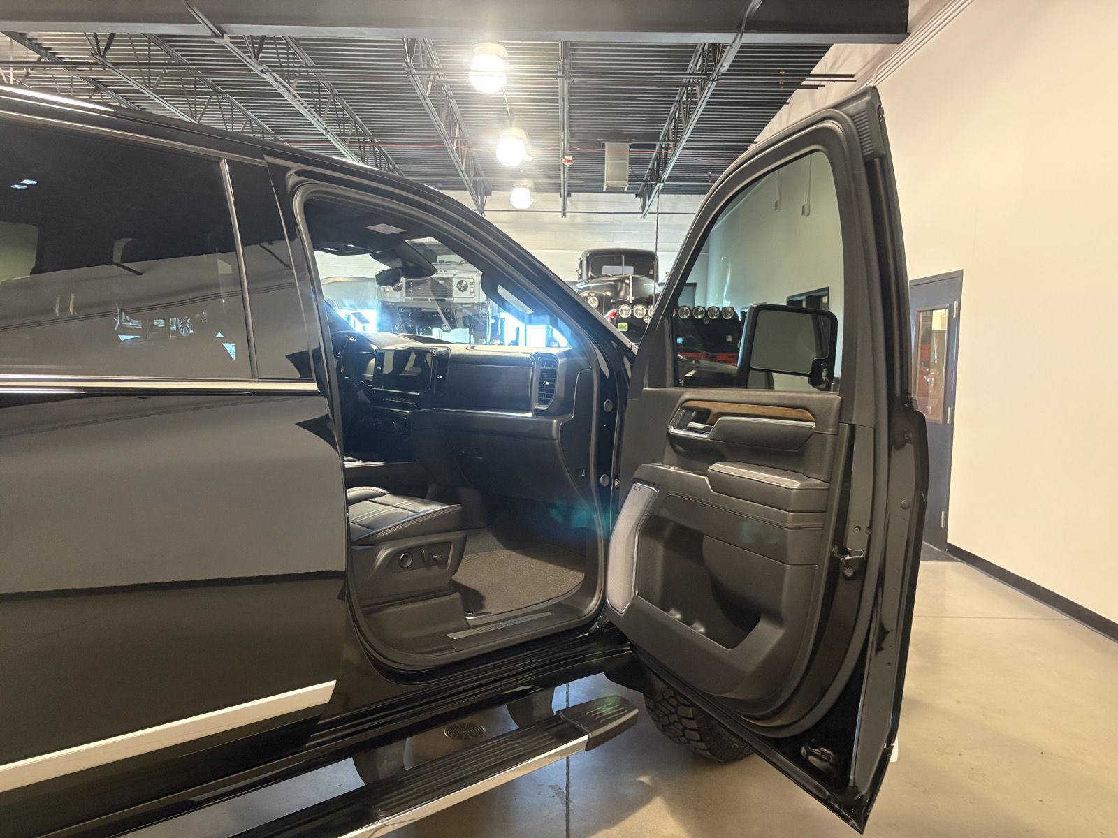Used 2025 Chevrolet Silverado 2500 High Country w/ High Country Premium Package AWD/4WD image 49