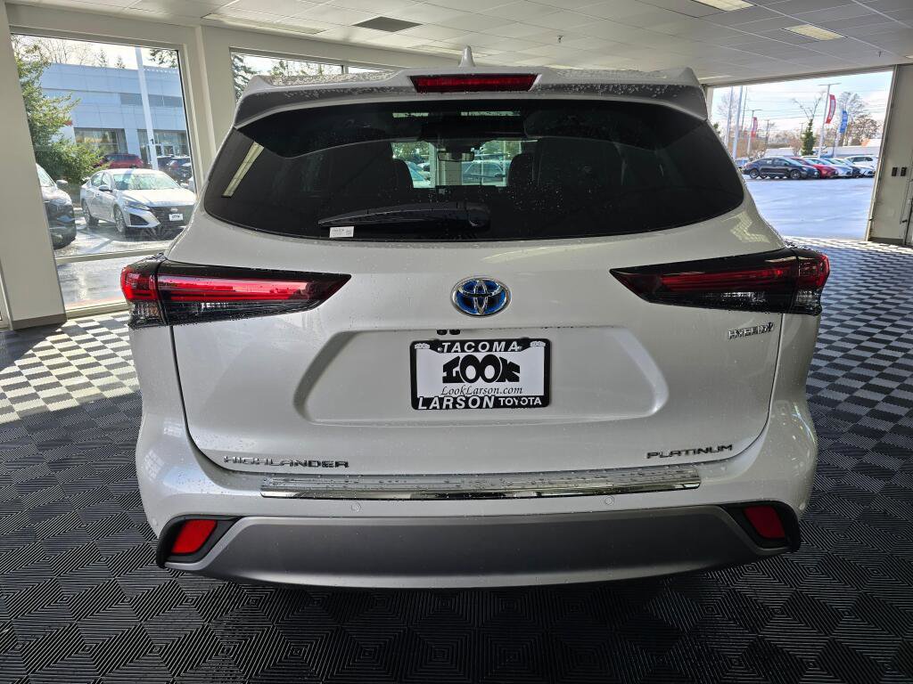 Used 2024 Toyota Highlander Platinum image 4