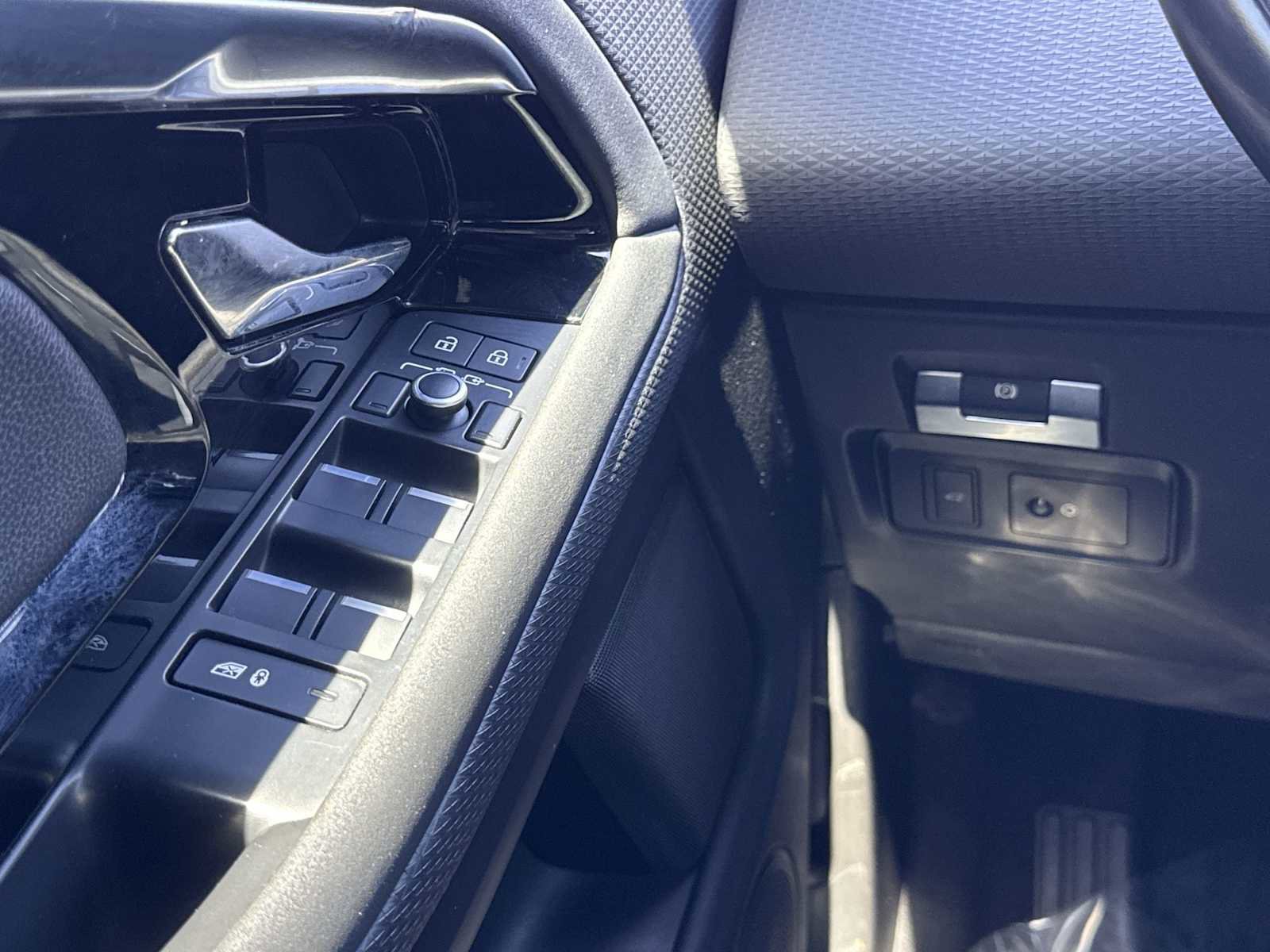 Used 2022 Land Rover Range Rover Evoque R-Dynamic S image 15