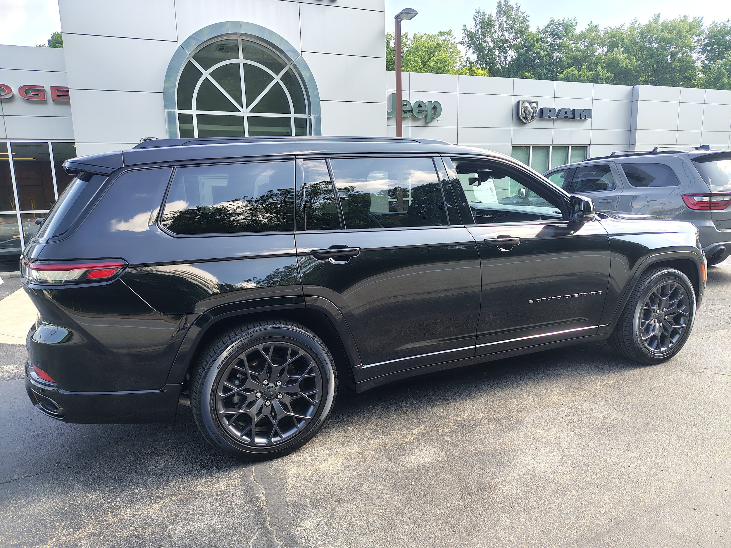 Certified 2025 Jeep Grand Cherokee L Summit AWD/4WD image 16
