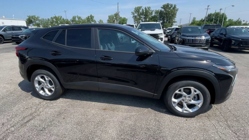 New 2026 Chevrolet Trax LS w/ LS Convenience Package FWD image 3