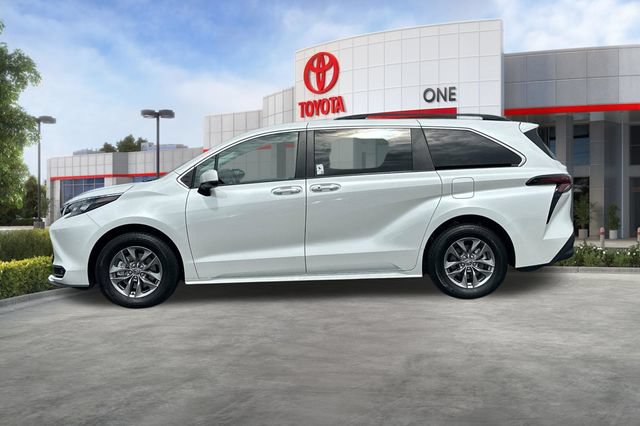 Certified 2026 Toyota Sienna XLE FWD image 9