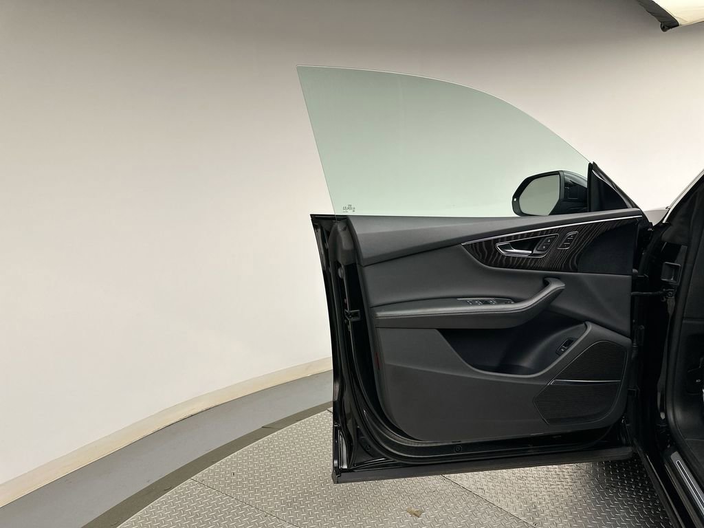 Used 2022 Audi Q8 Prestige w/ Prestige Package image 9