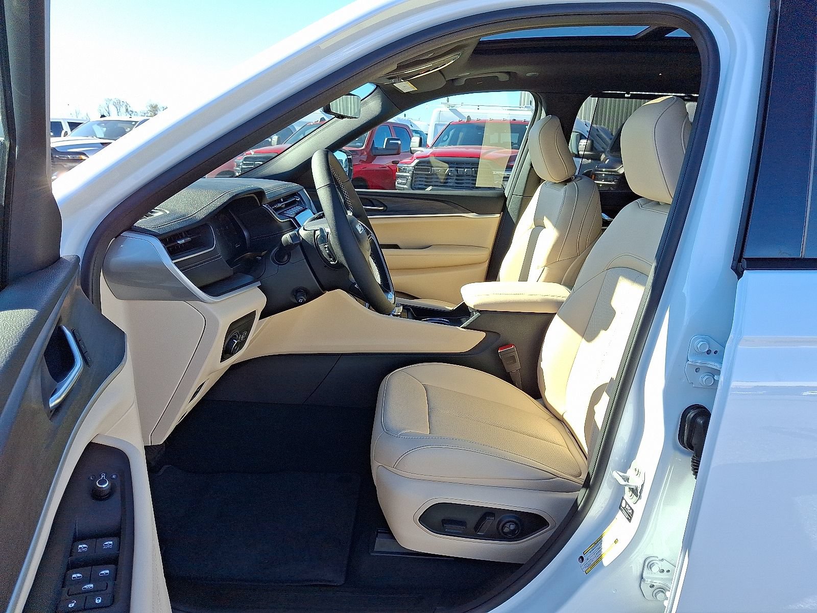 New 2025 Jeep Grand Cherokee L Limited w/ Luxury Tech Group II AWD/4WD image 8