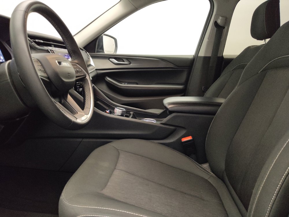Used 2024 Jeep Grand Cherokee Laredo RWD image 17