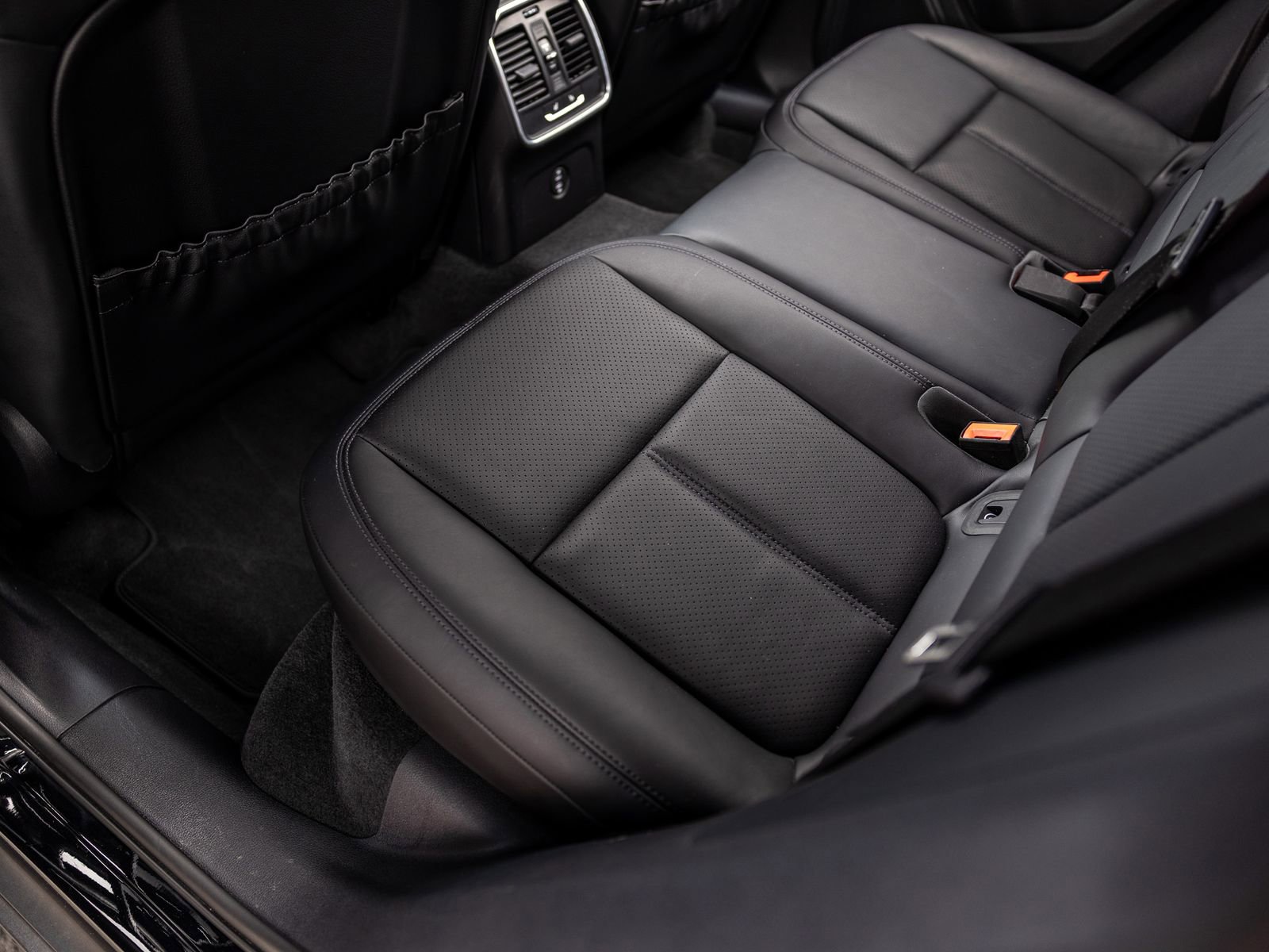 Certified 2023 Porsche Macan AWD/4WD image 45