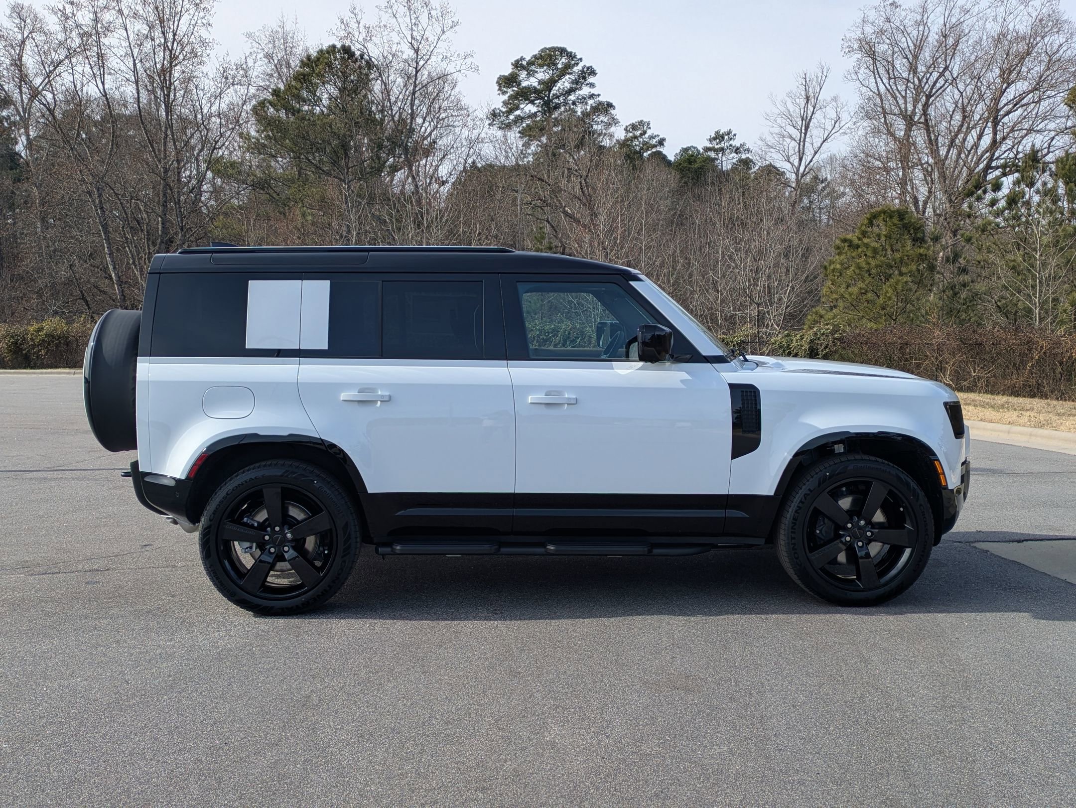 New 2026 Land Rover Defender 110 X-Dynamic SE image 4