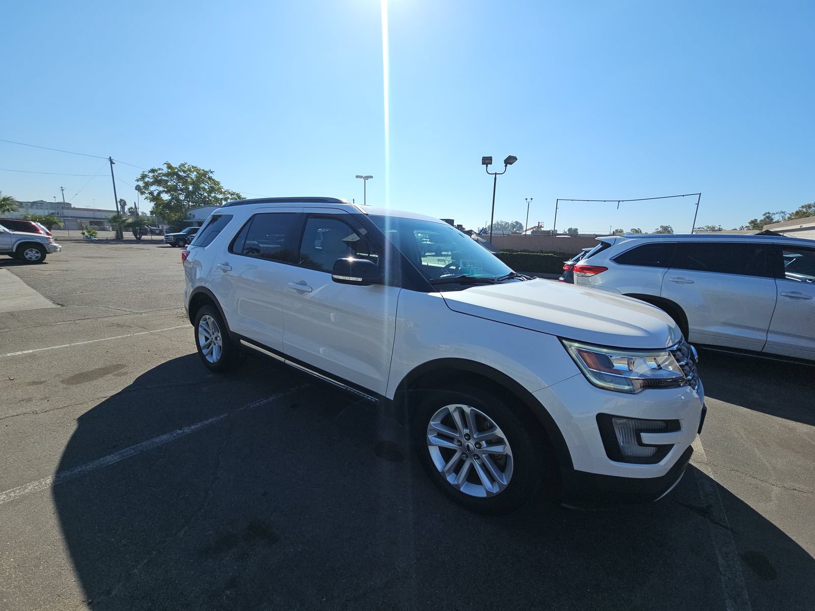 Used 2017 Ford Explorer XLT w/ Equipment Group 201A FWD image 4