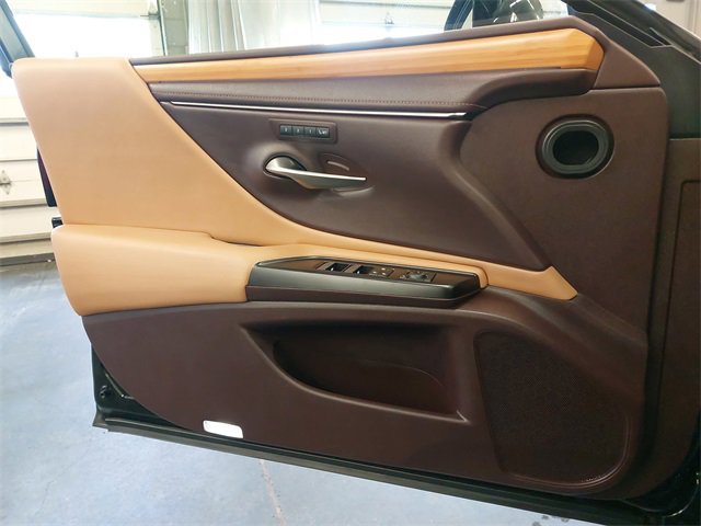 Used 2019 Lexus ES 300h image 28