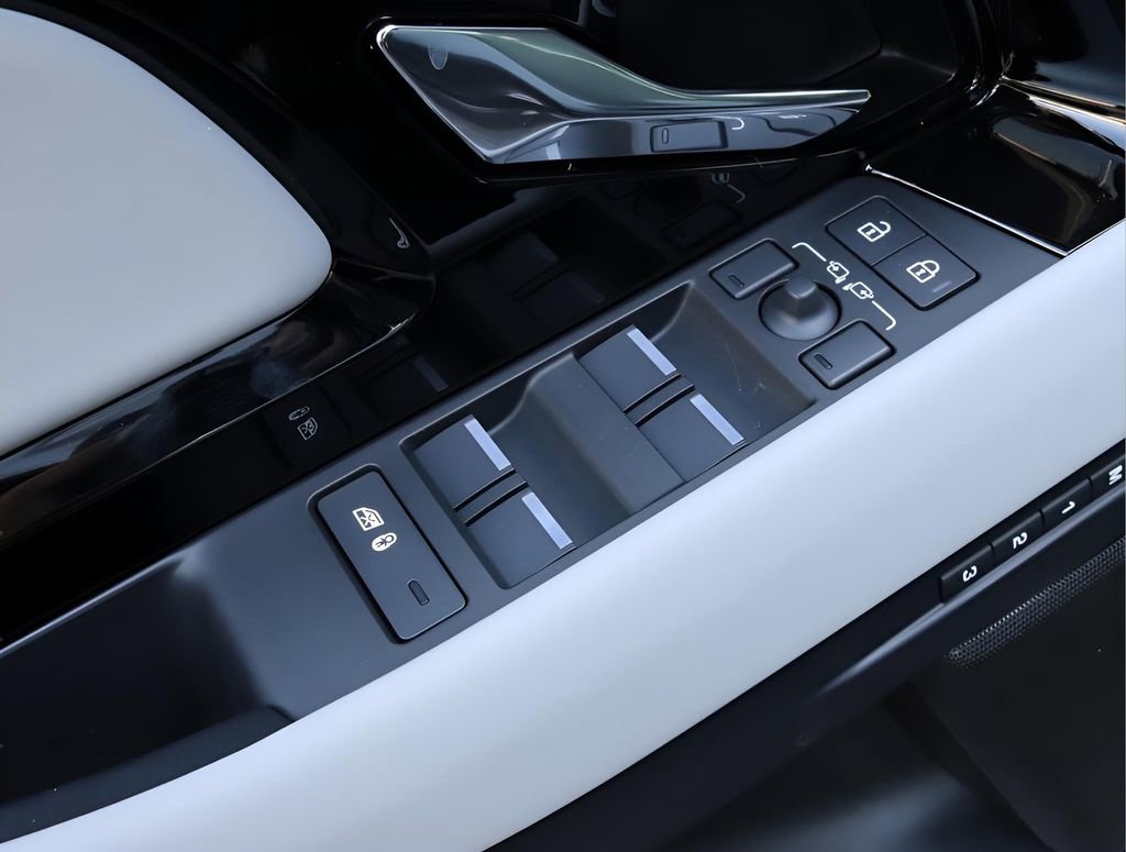 Used 2026 Land Rover Range Rover Evoque Dynamic SE image 11