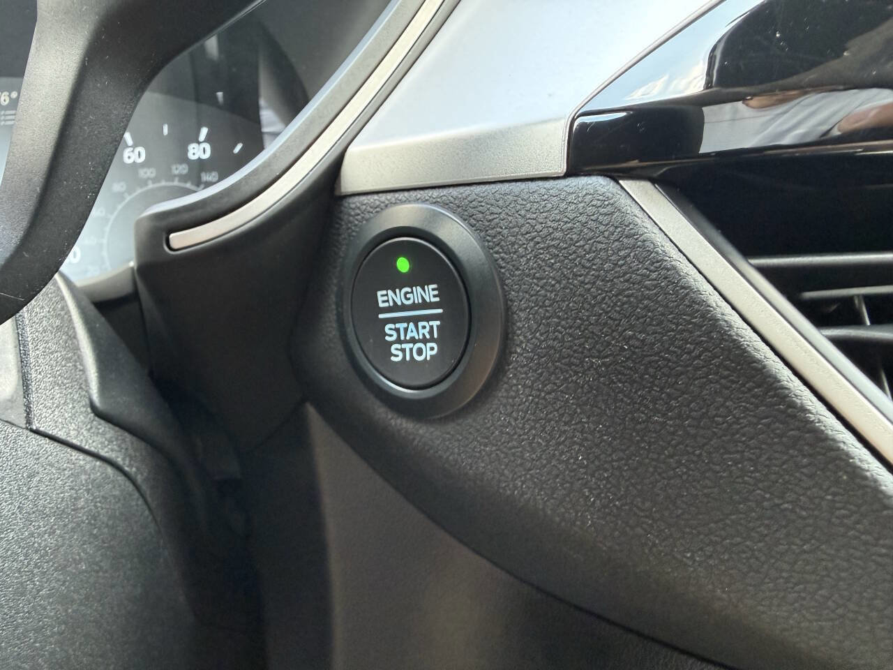 Used 2020 Ford Escape SE image 18