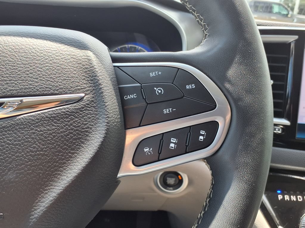 Used 2024 Chrysler Pacifica Touring-L FWD image 28