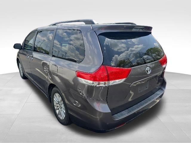 Used 2014 Toyota Sienna XLE FWD image 3