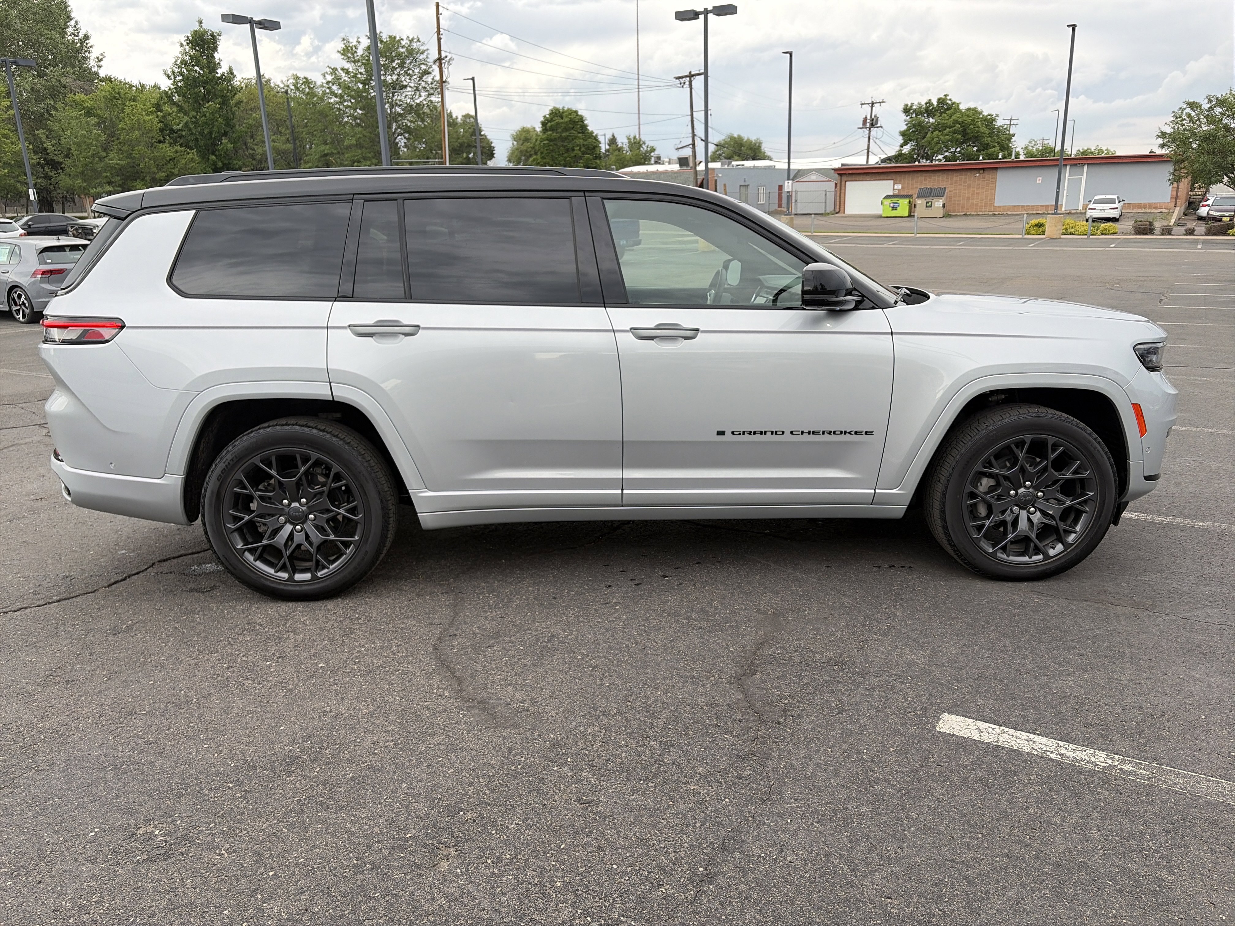 Used 2024 Jeep Grand Cherokee L Summit w/ Advanced Protech Group IV AWD/4WD image 4
