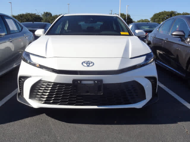 Used 2026 Toyota Camry SE AWD/4WD image 2