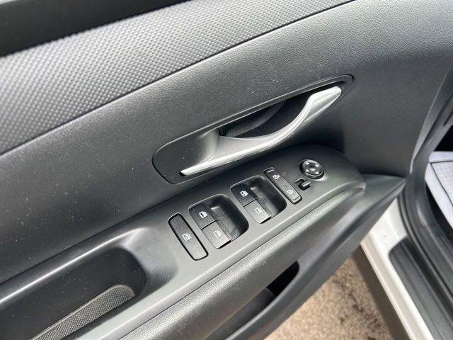 Used 2022 Hyundai Tucson SE image 13