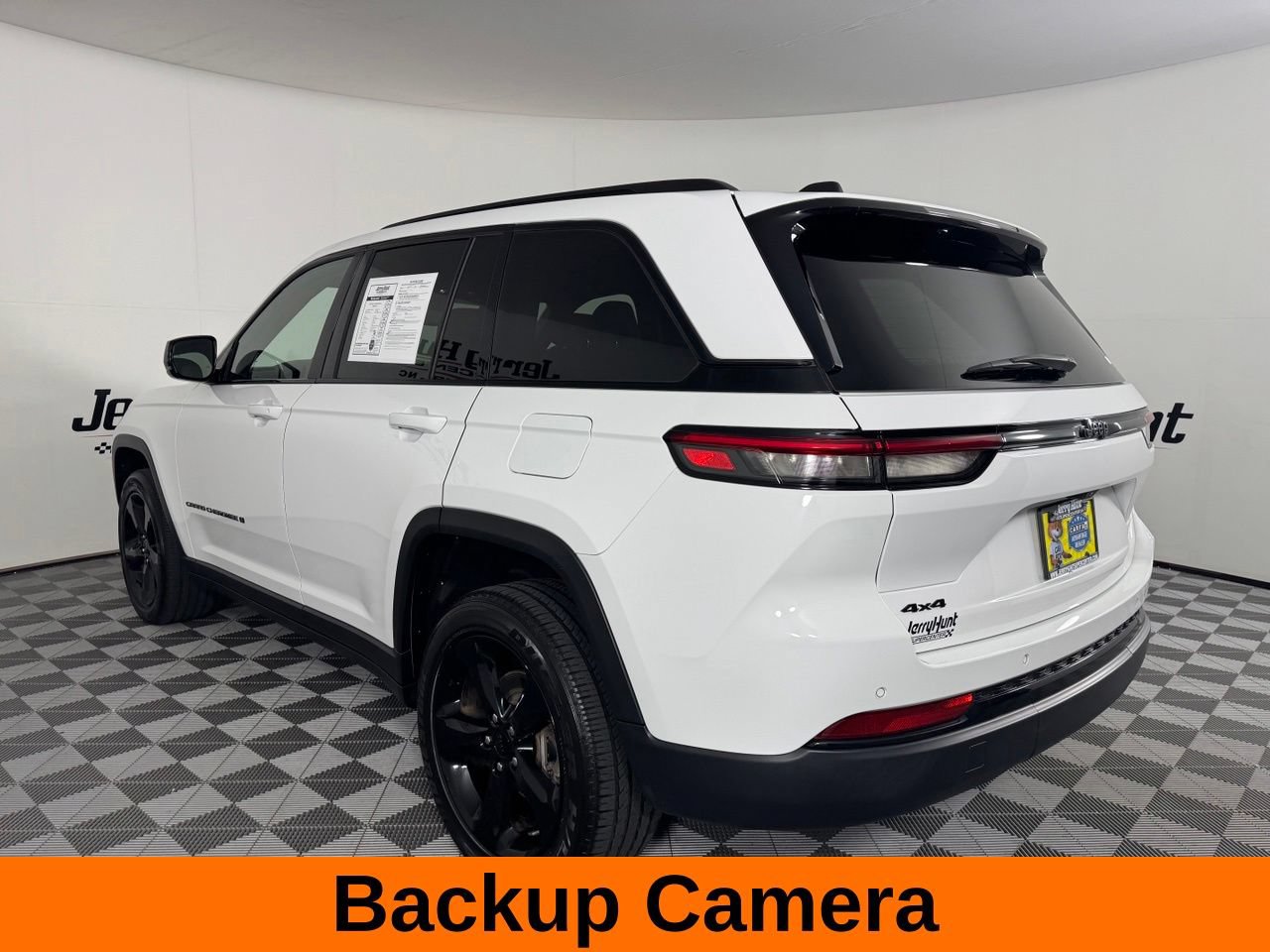 Used 2023 Jeep Grand Cherokee Altitude AWD/4WD image 10