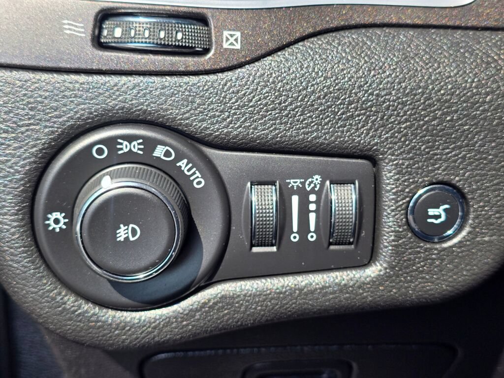 Used 2019 Jeep Cherokee Trailhawk AWD/4WD image 24