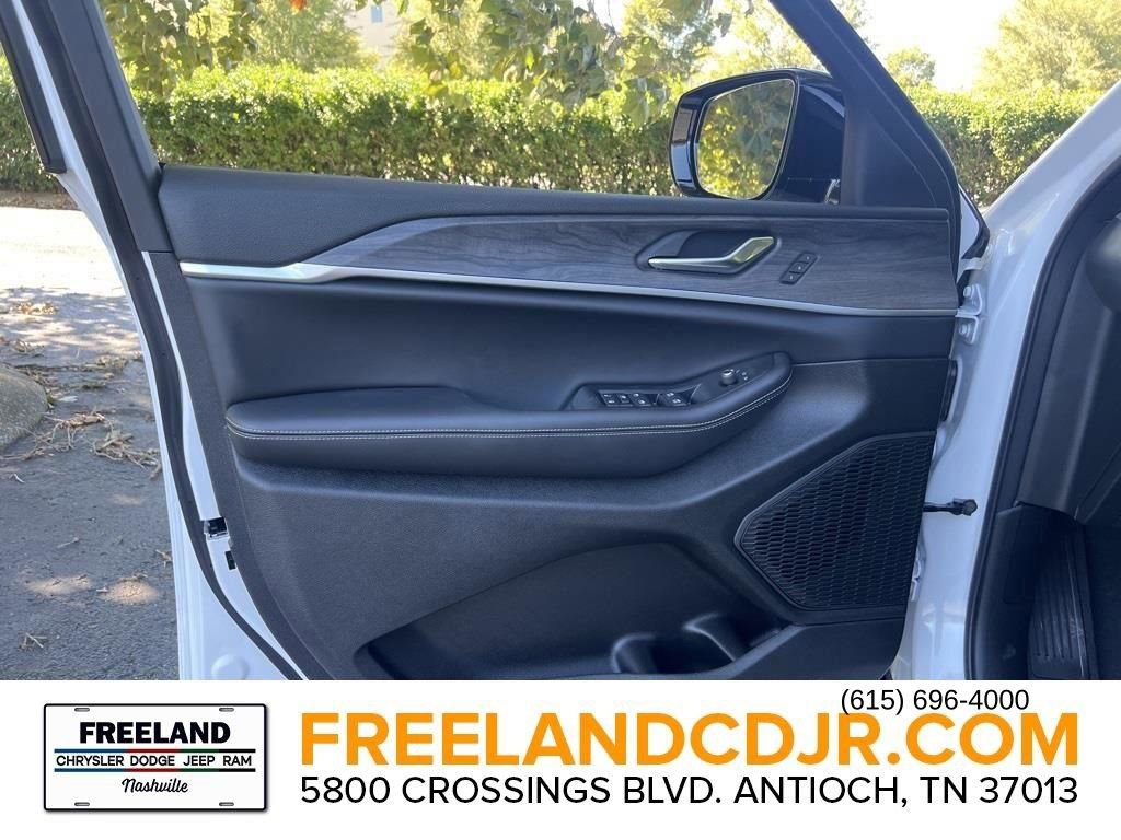 New 2025 Jeep Grand Cherokee Limited w/ Luxury Tech Group II AWD/4WD image 14