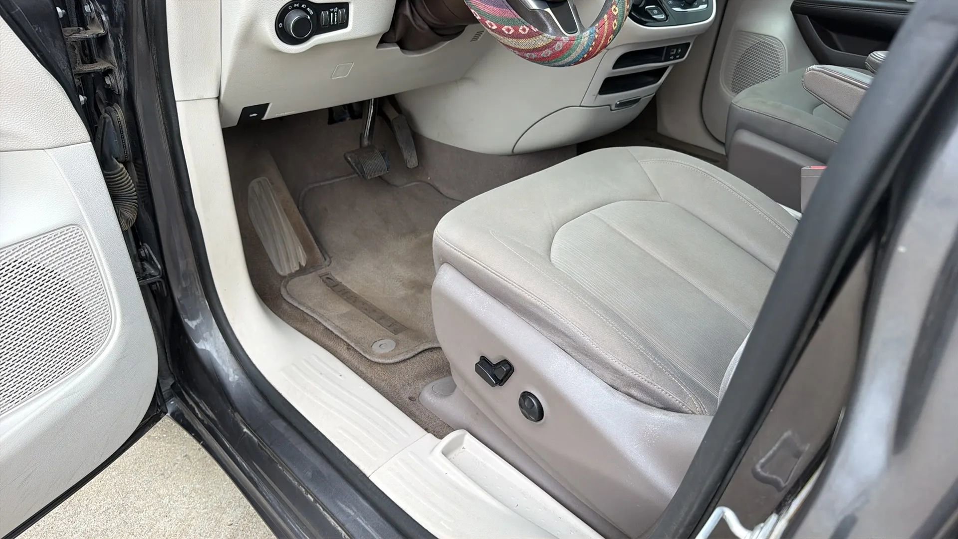 Used 2017 Chrysler Pacifica Touring image 57