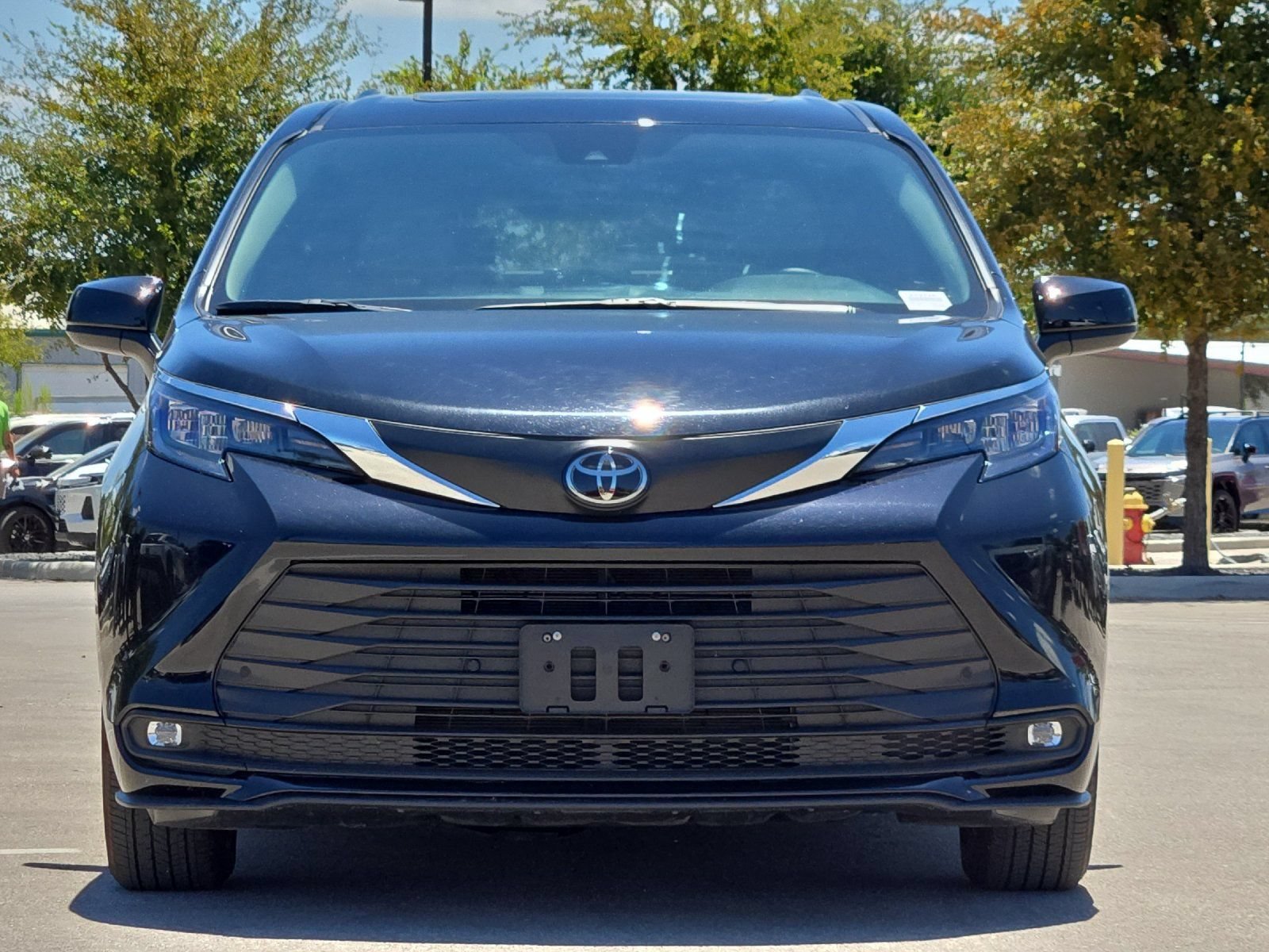 Certified 2026 Toyota Sienna XLE FWD image 8