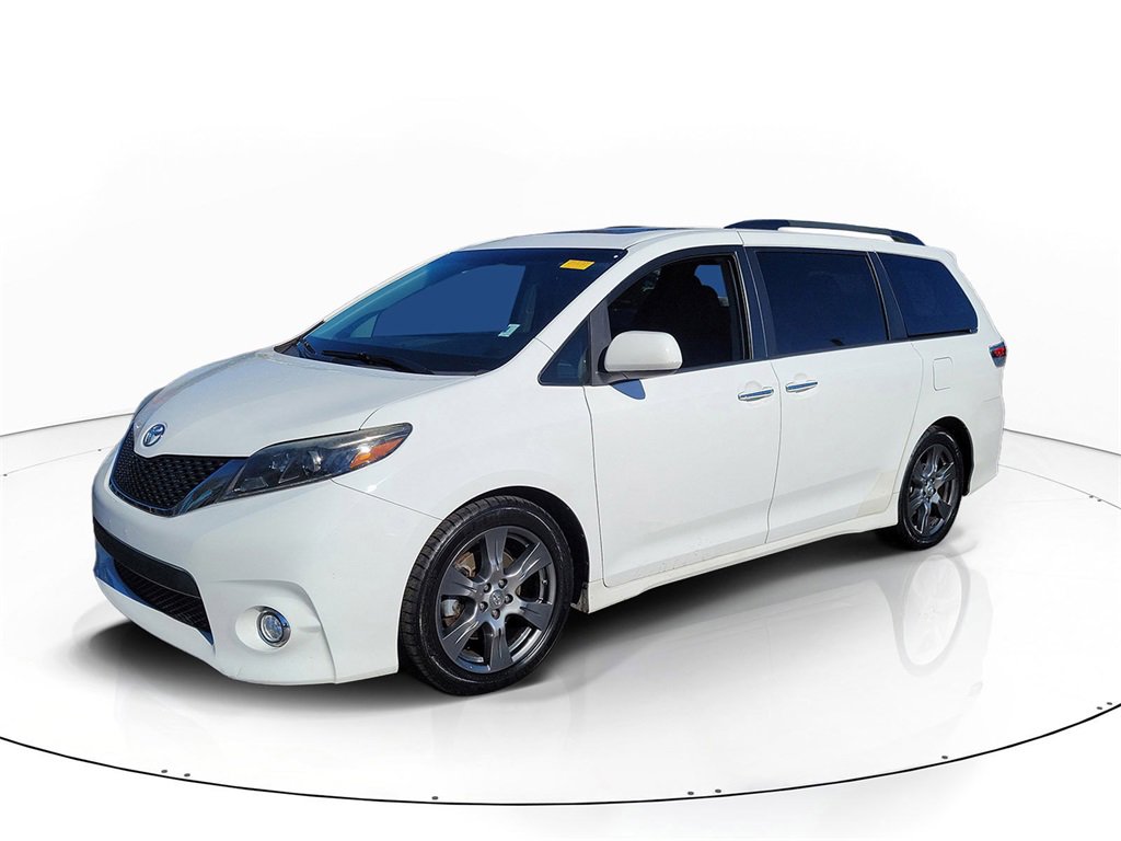 Used 2017 Toyota Sienna SE image 2