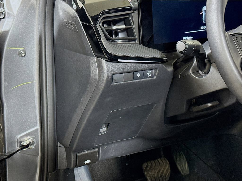 Used 2025 Nissan Kicks SR image 8