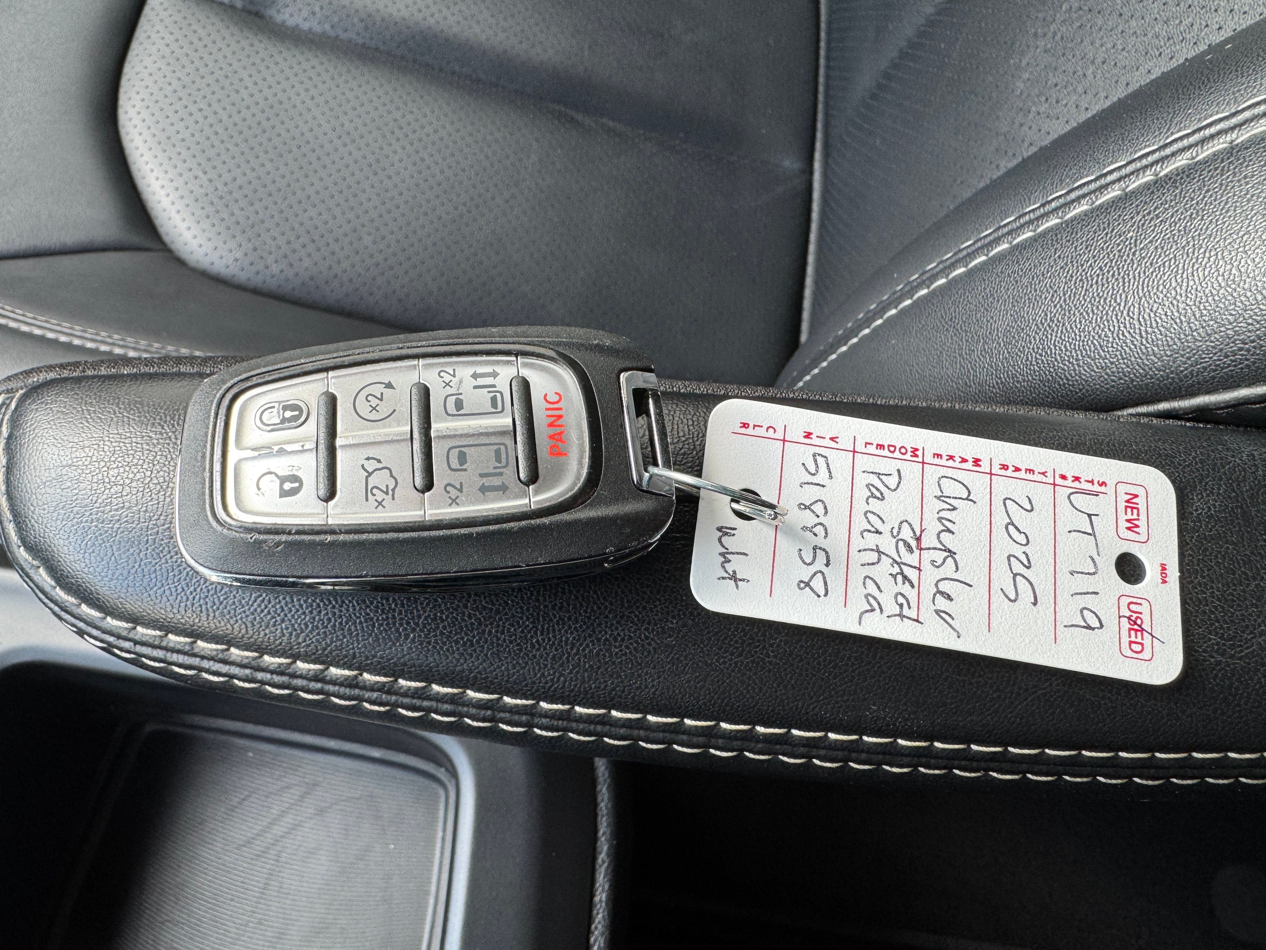 Used 2025 Chrysler Pacifica Select FWD image 22