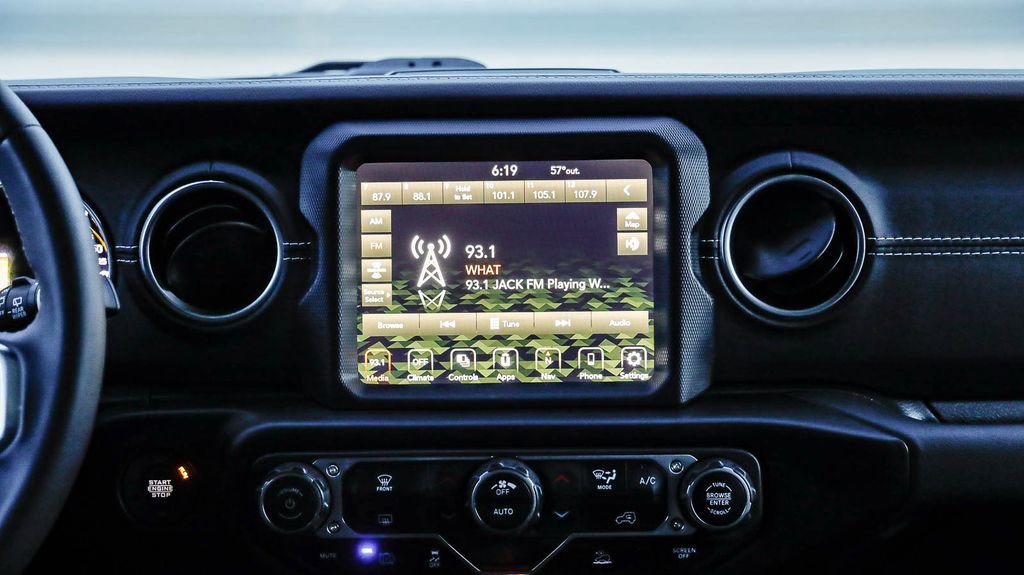 Used 2023 Jeep Wrangler Unlimited Sahara AWD/4WD image 17