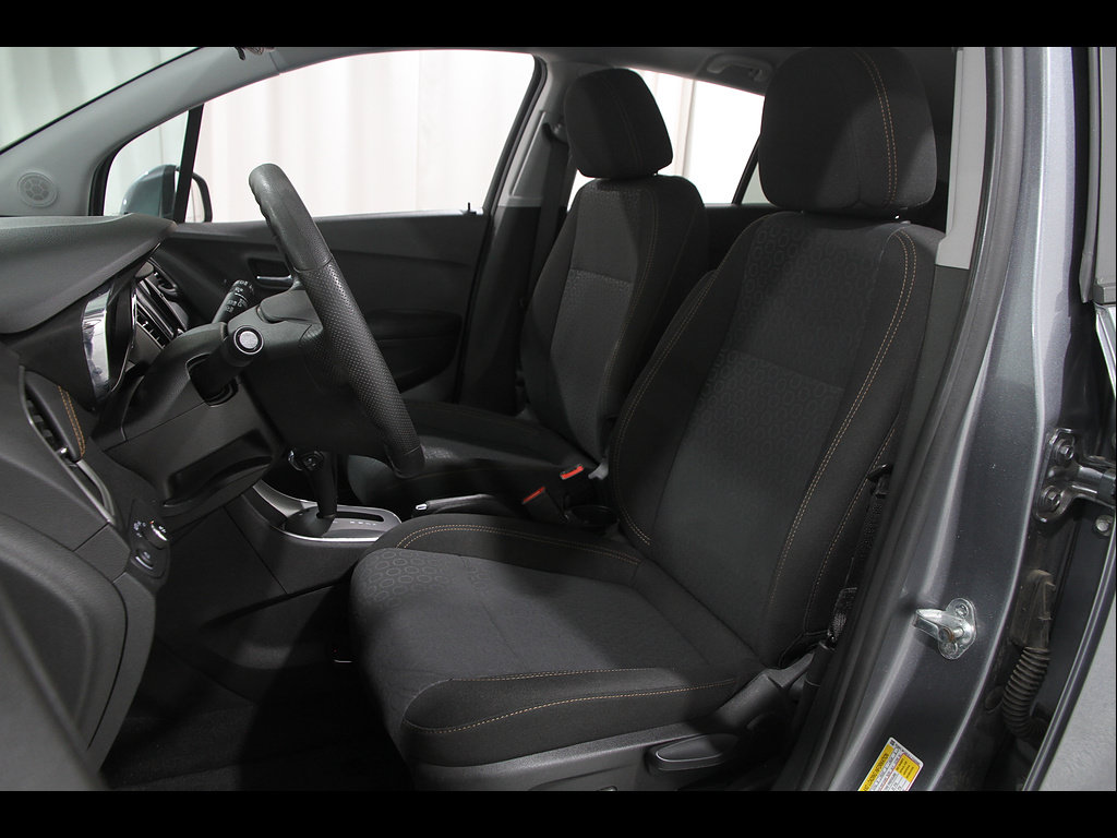 Used 2020 Chevrolet Trax LS w/ Tint and Cruise Package FWD image 5