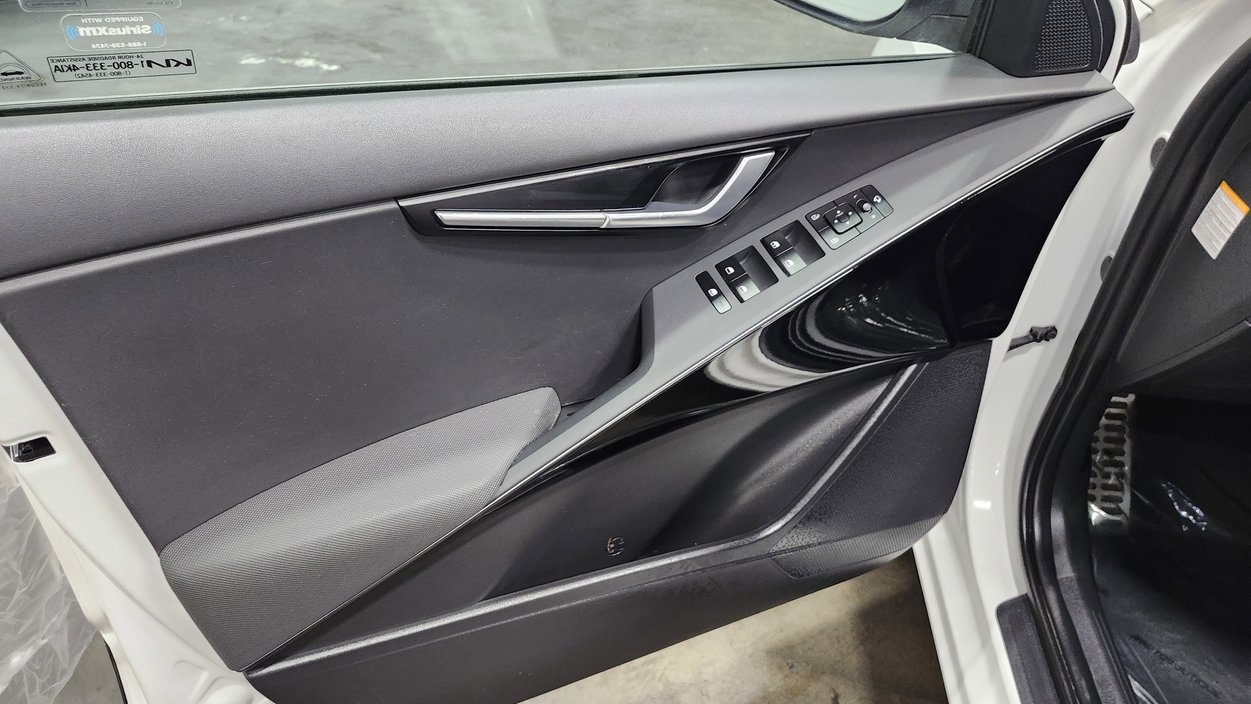 Used 2023 Kia Niro EX Touring image 25