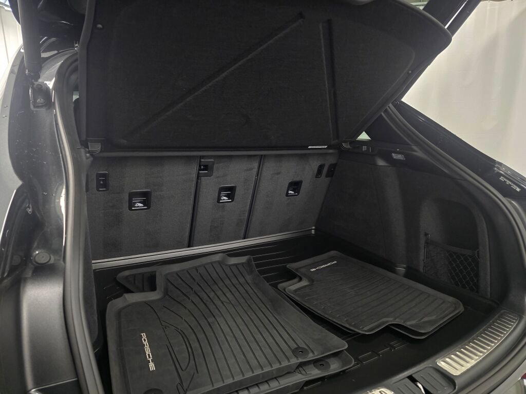 Certified 2025 Porsche Macan image 22
