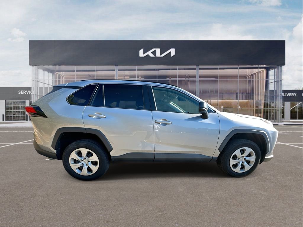 Used 2021 Toyota RAV4 LE image 9
