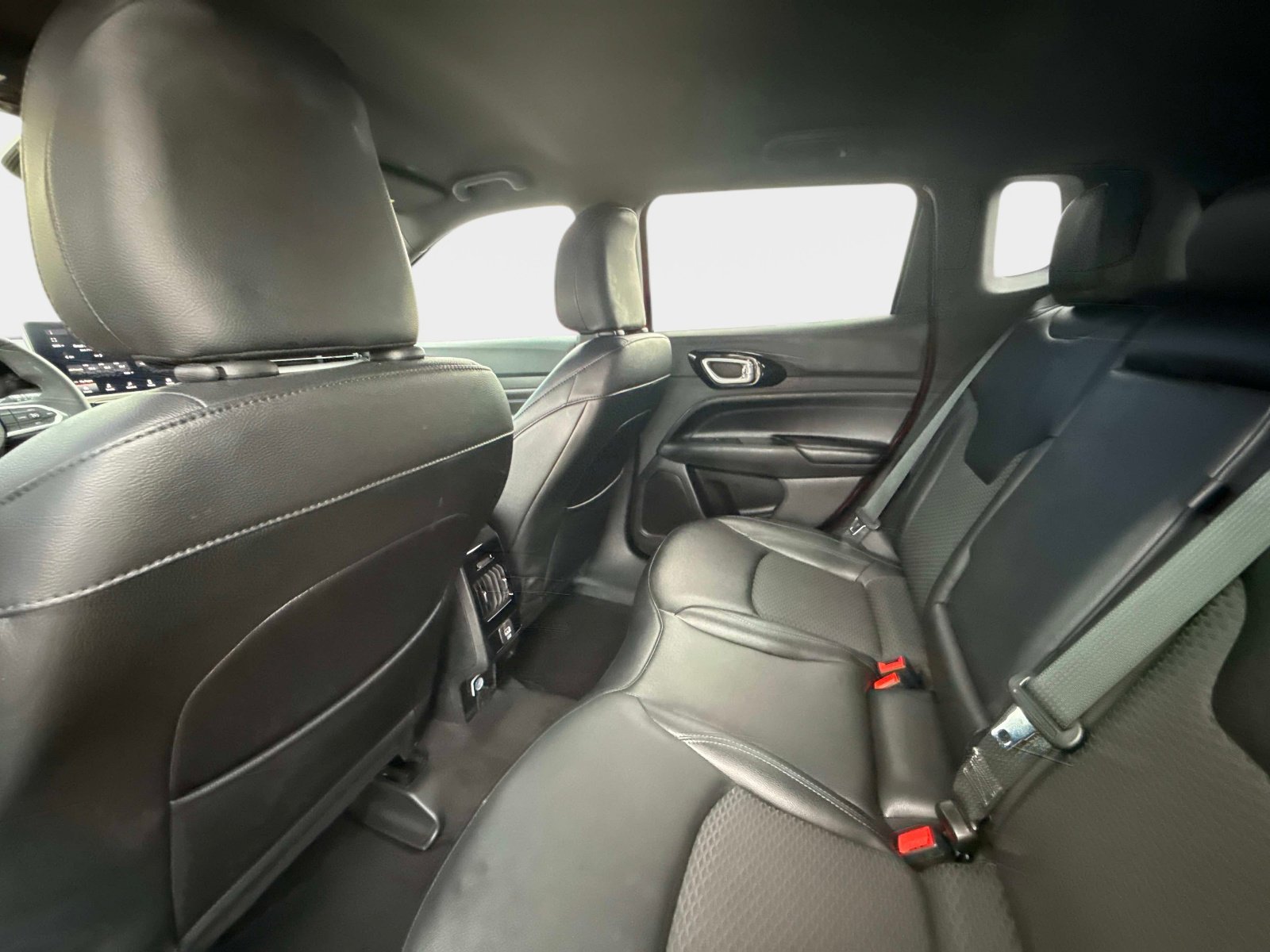 Used 2025 Jeep Compass Latitude w/ Altitude Special Edition image 18