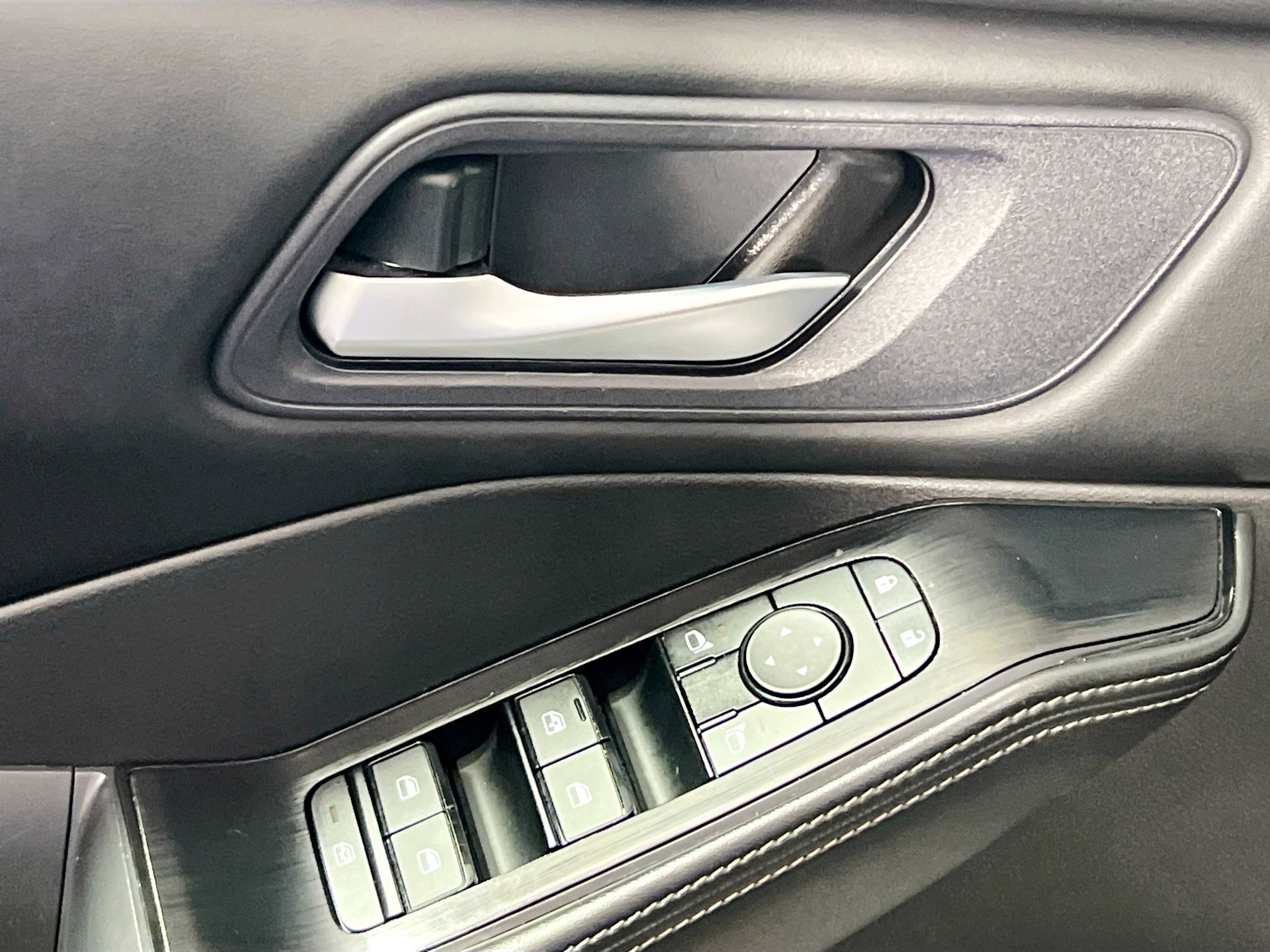 Used 2024 Nissan Rogue SV image 16