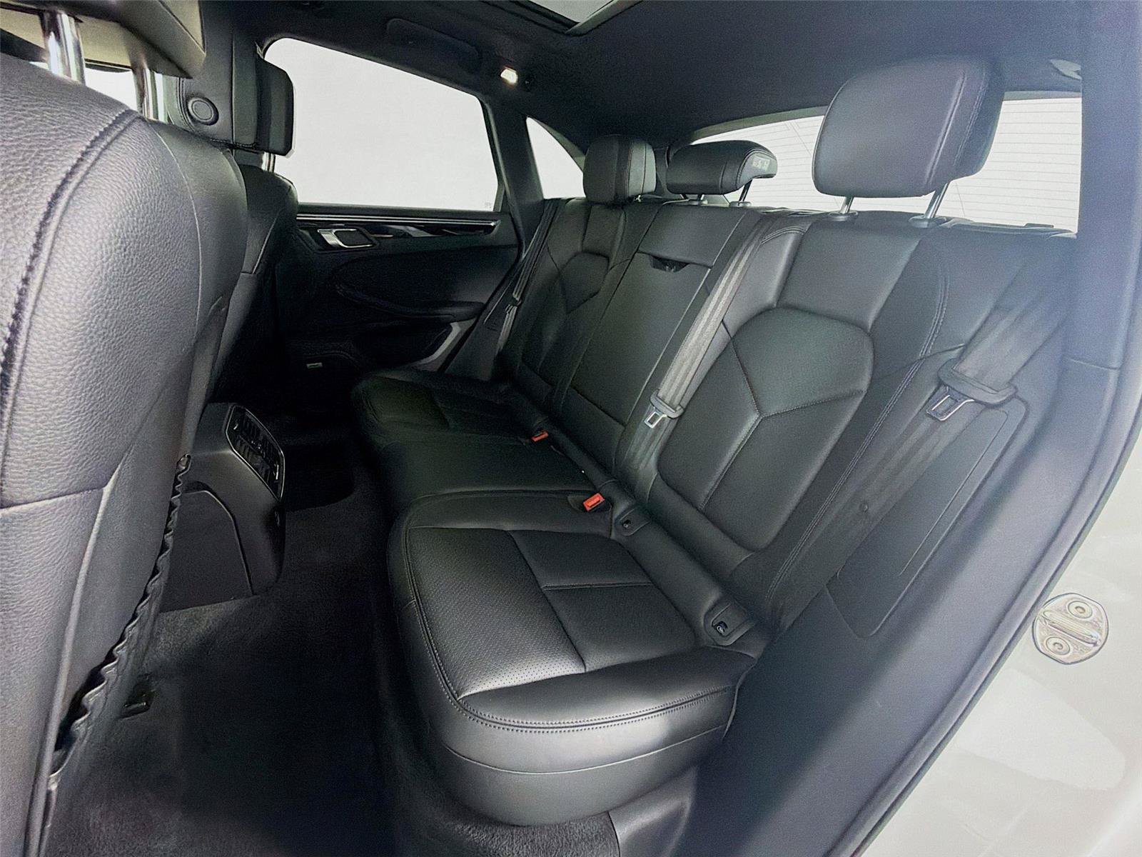 Certified 2022 Porsche Macan AWD/4WD image 20