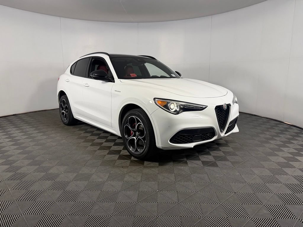 Used 2023 Alfa Romeo Stelvio Veloce AWD/4WD image 5