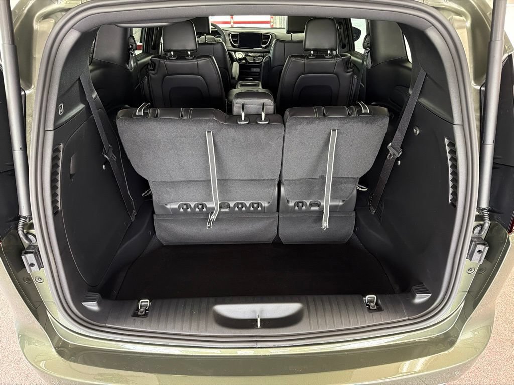 New 2027 Chrysler Pacifica Select FWD image 23