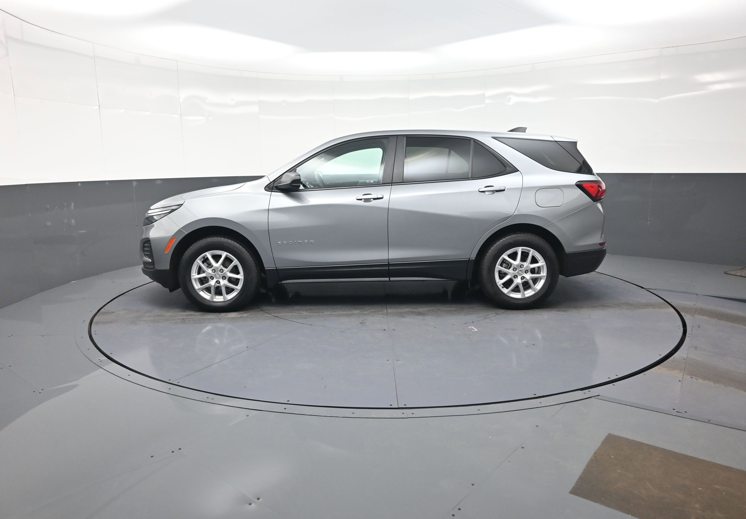 Used 2023 Chevrolet Equinox LS w/ LS Convenience Package AWD/4WD image 6