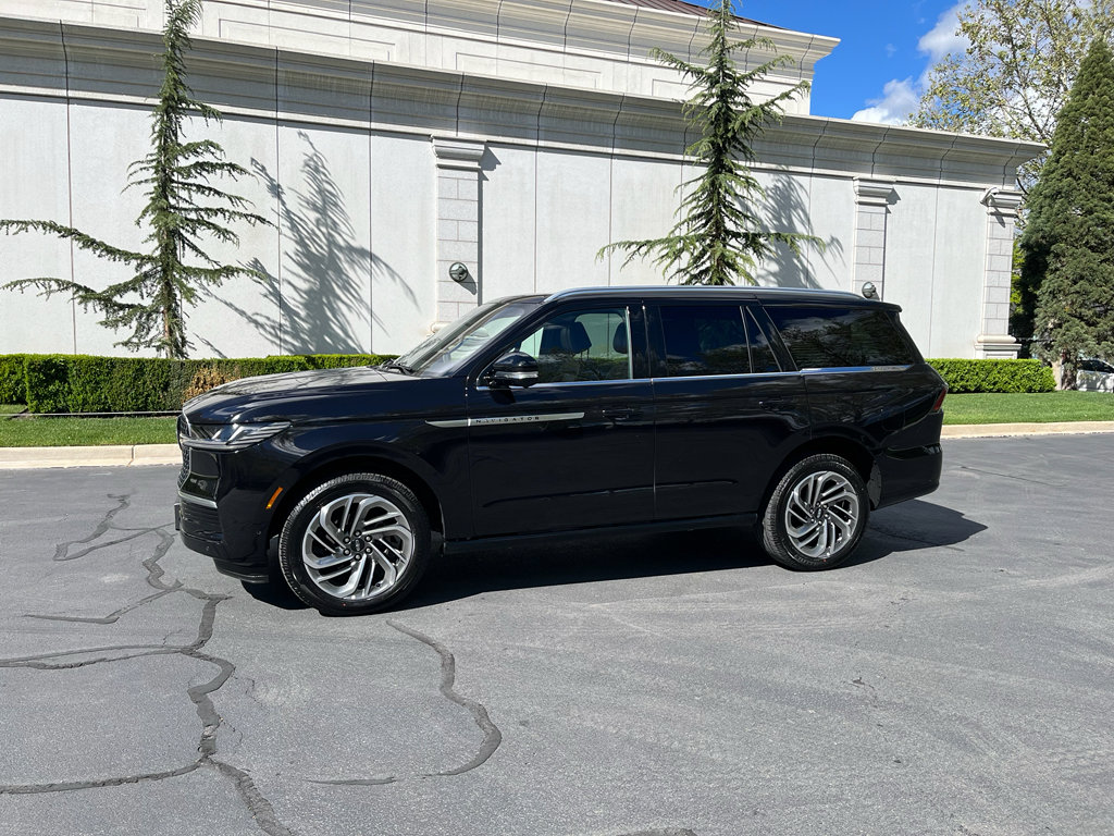 Used 2025 Lincoln Navigator Reserve image 2