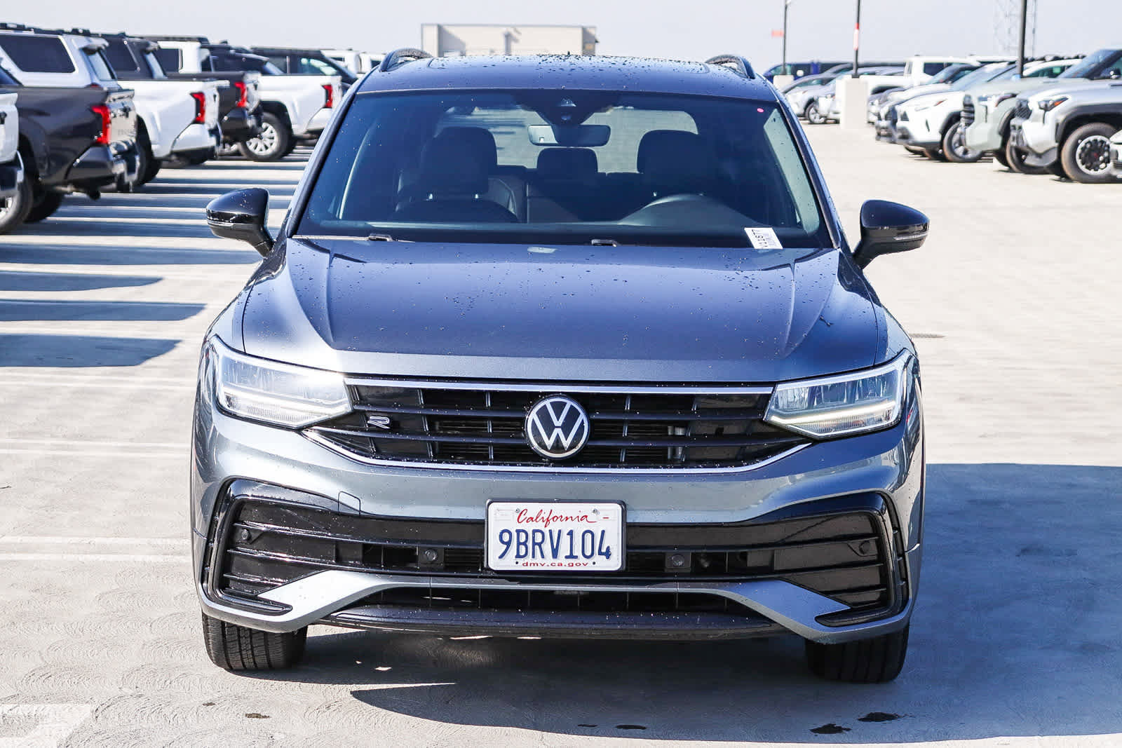 Used 2022 Volkswagen Tiguan SE R-Line image 2