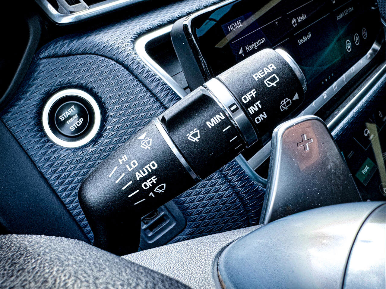 Used 2018 Land Rover Range Rover Velar R-Dynamic SE image 16